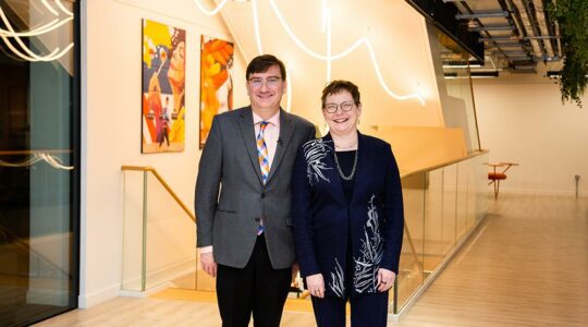 Dean Elizabeth Mynatt poses at the 40th Celebration in London with Ben Hescott, Senior Associate Dean of Academic Programs and Student Experience. Photo by Kalory.co.uk