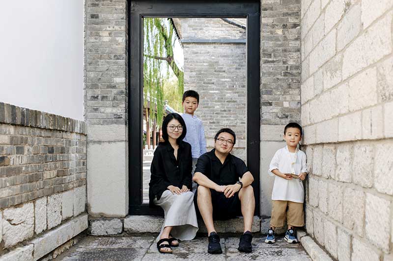 A family portrait of the Mao family with Zhe (left), Wensheng (second from right), and their two children